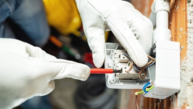 電気のホームドクターウチダデンキではご自宅に訪問しての修理を承ります