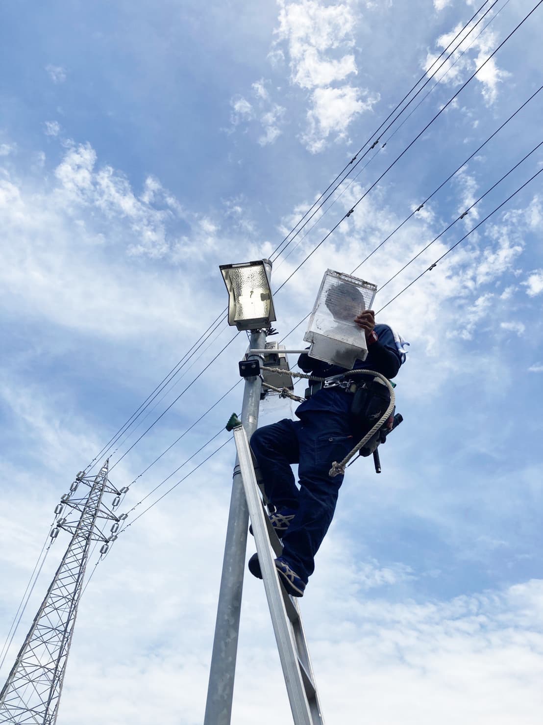 電気のホームドクターウチダデンキでは、照明ランプの交換を承ります